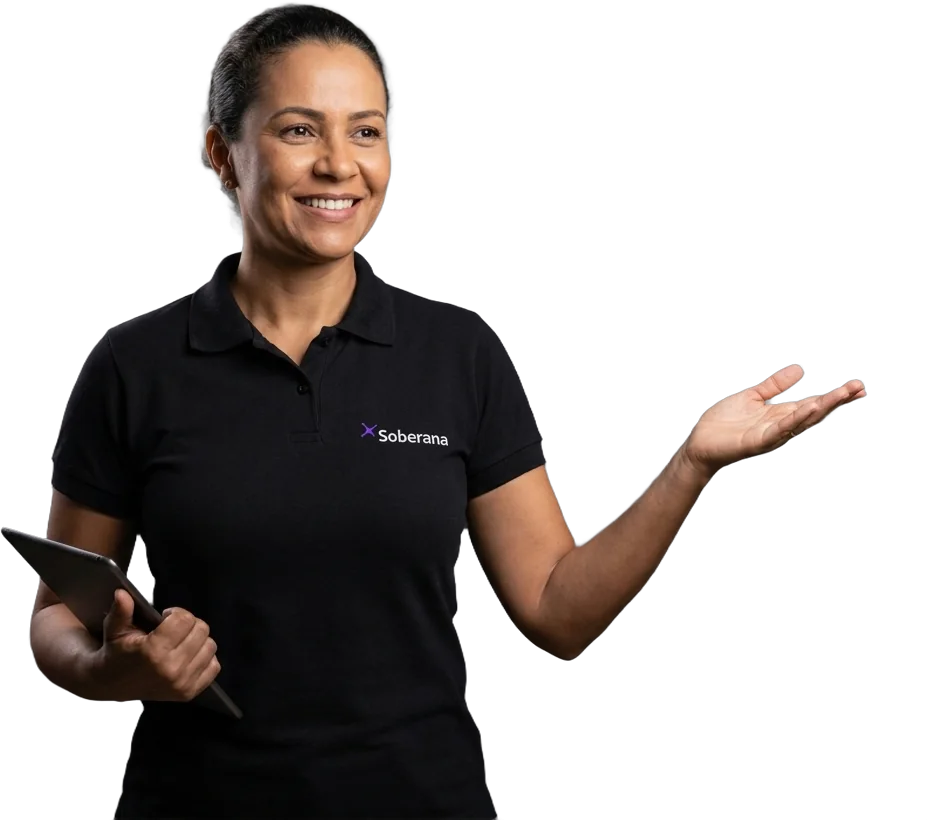Supervisora da Soberana com tablet na mão, de uniforme preto com a logo da empresa.